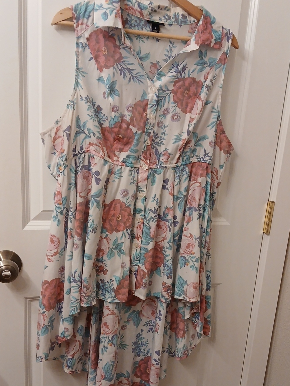 torrid Cream Floral High-Low Sleeveless Button-Front Top